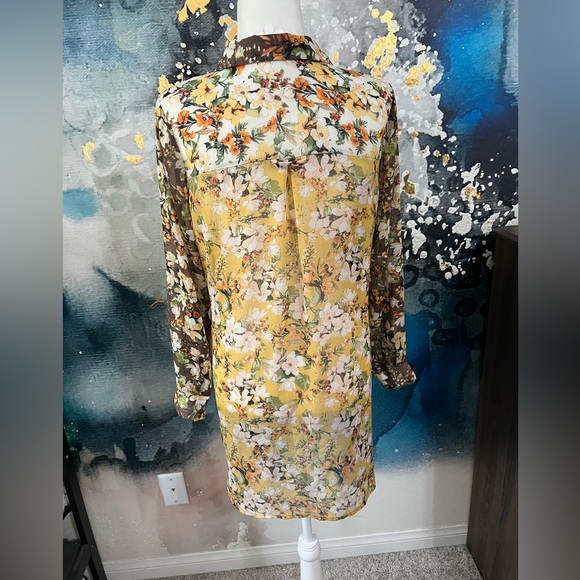 Adeline | Contrast Floral Button-Up Blouse - Picture 4 of 8